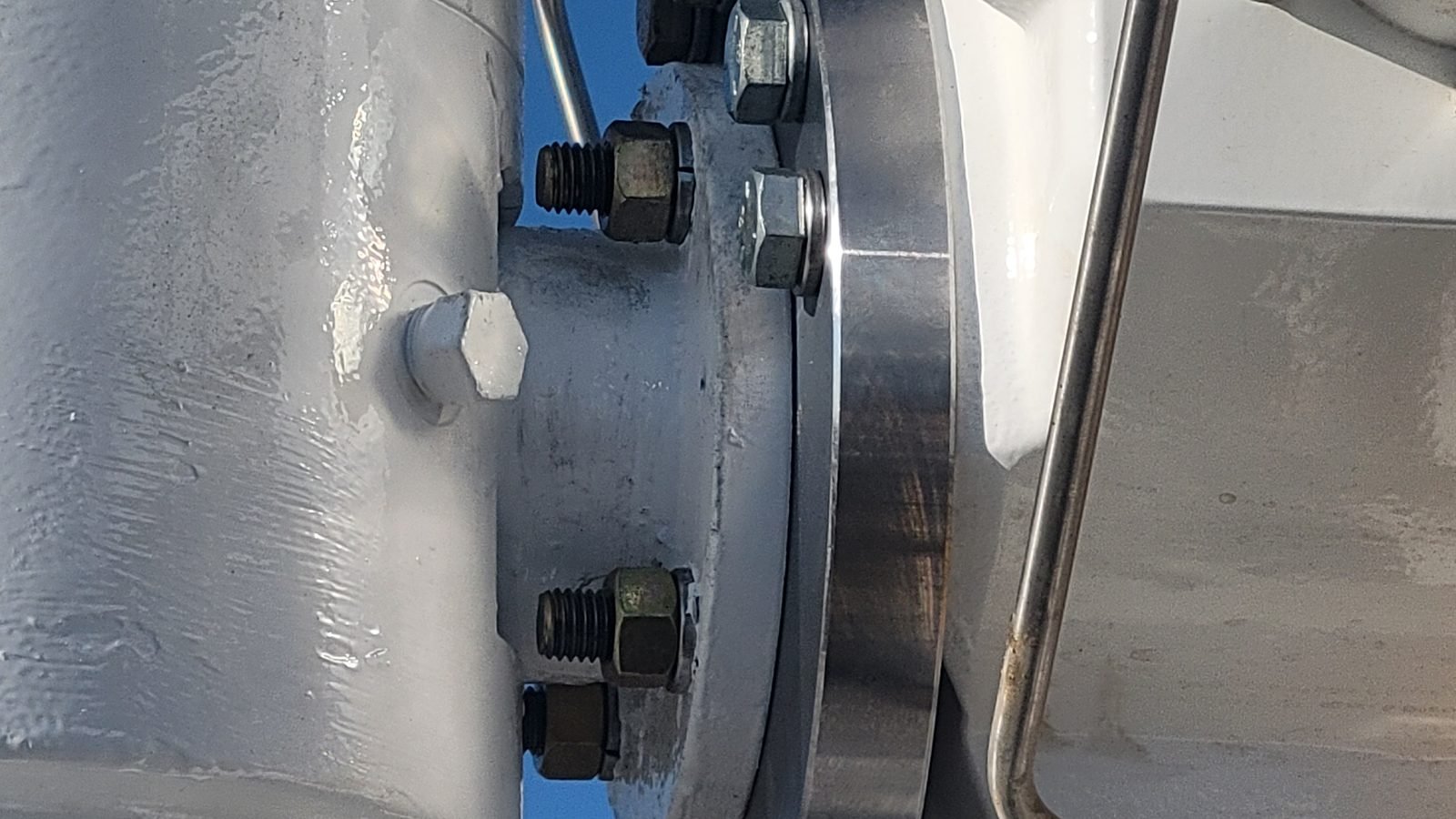 Valve actuator and mounting flange serviced in the field by Pascal Valve